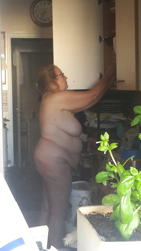 Mi mujer desnuda en la cocina esta mañana n02
 #92147512