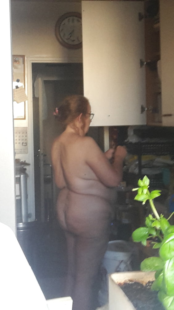 Mi mujer desnuda en la cocina esta mañana n02
 #92147541