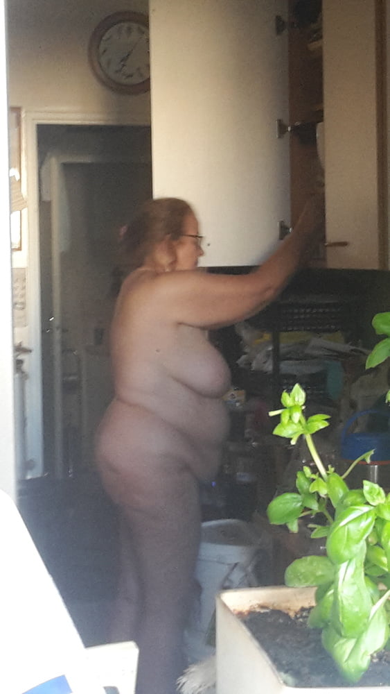 Meine Frau nackt in der Küche an diesem Morgen n02
 #92147544