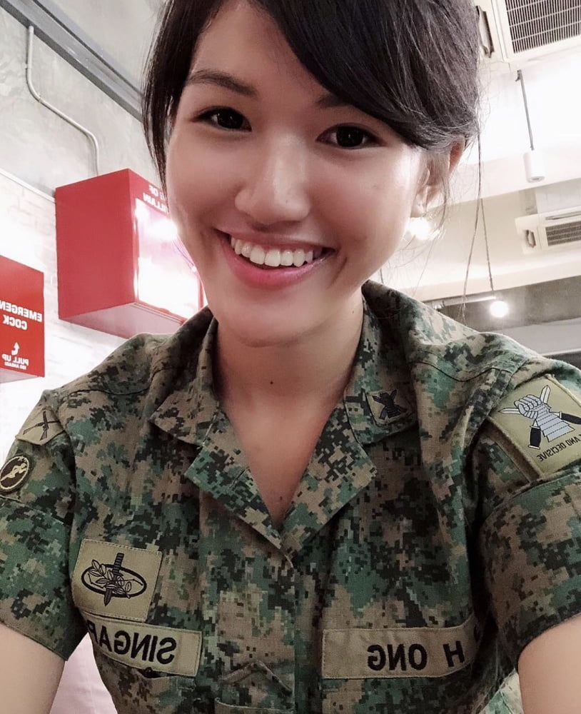 きれいなシンガポールの軍隊の女の子Jiahui
 #88692536