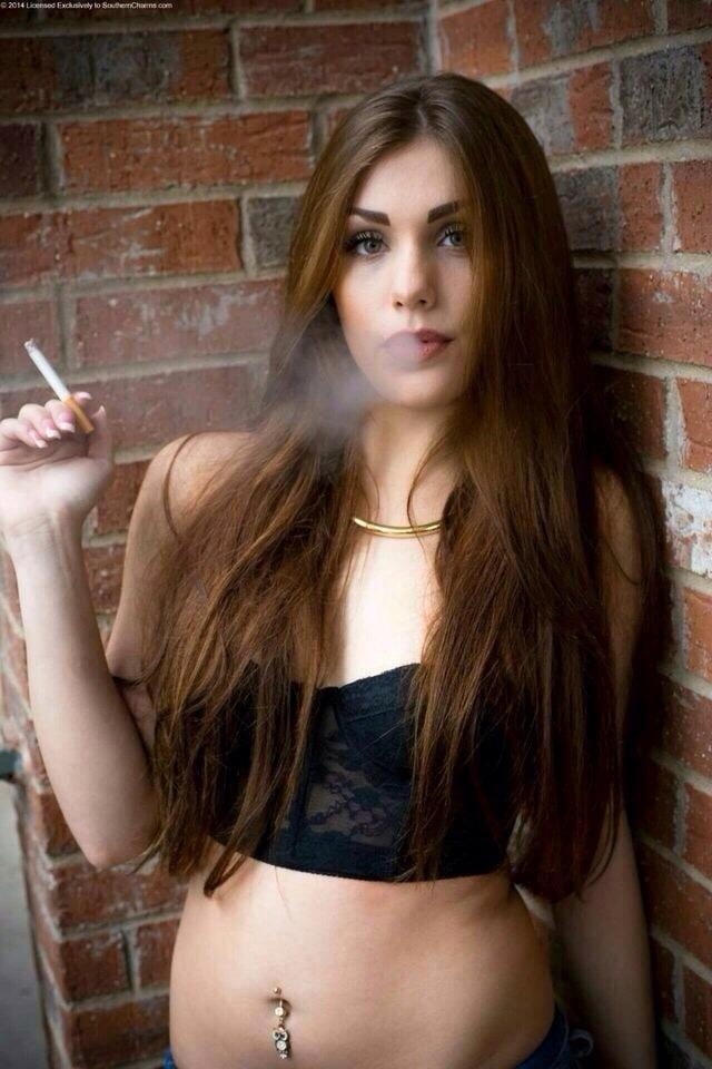 Troie sexy che fumano
 #91208324