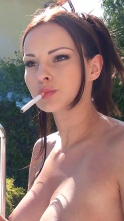Troie sexy che fumano
 #91208348