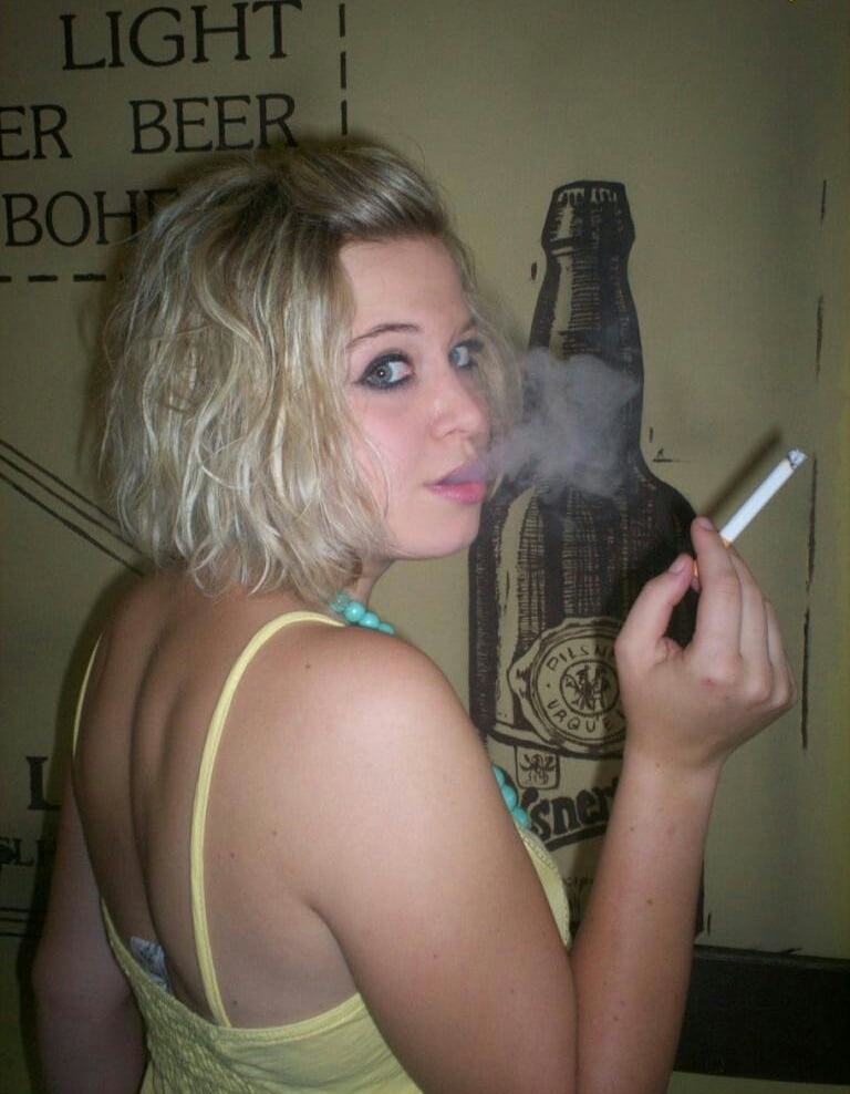 Troie sexy che fumano
 #91208349