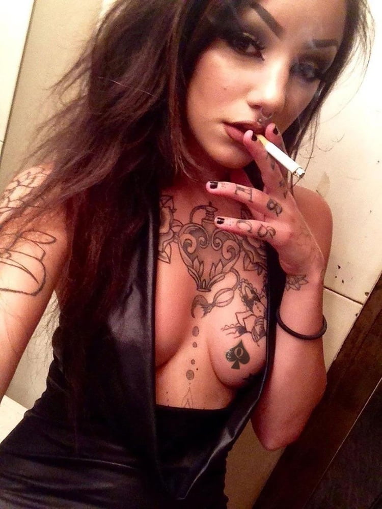Troie sexy che fumano
 #91208370