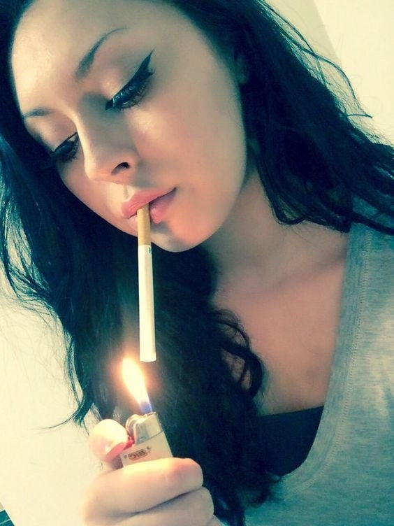 Troie sexy che fumano
 #91208373