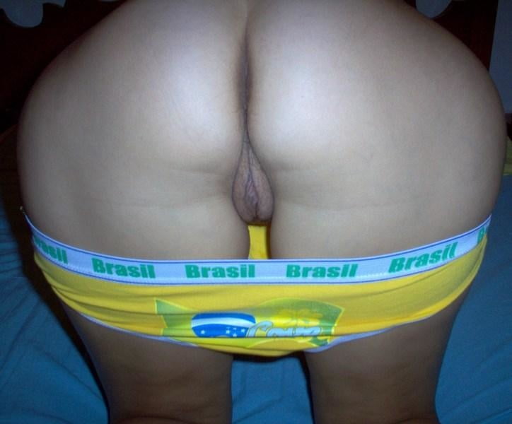 Petite amie brésilienne montrant sa grosse chatte
 #80789128