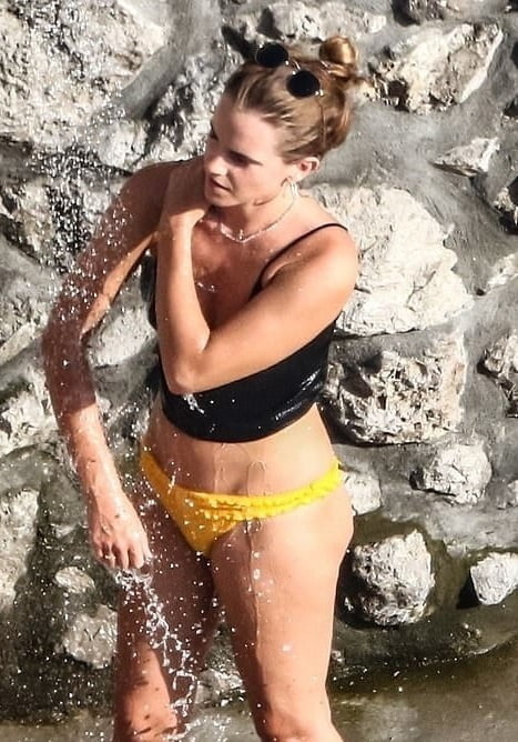 Emma watson news bilder bikini downblouse arsch
 #88025165
