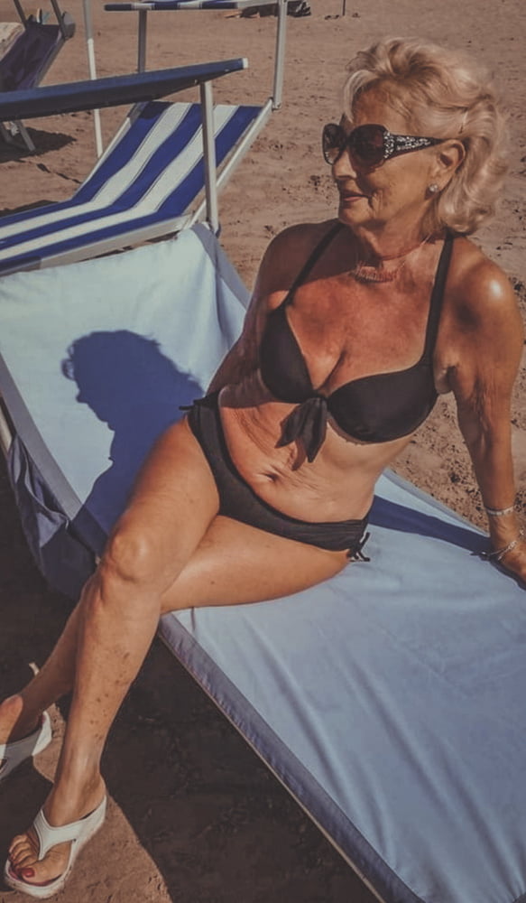 Sexy Oma im Bikini
 #93574052