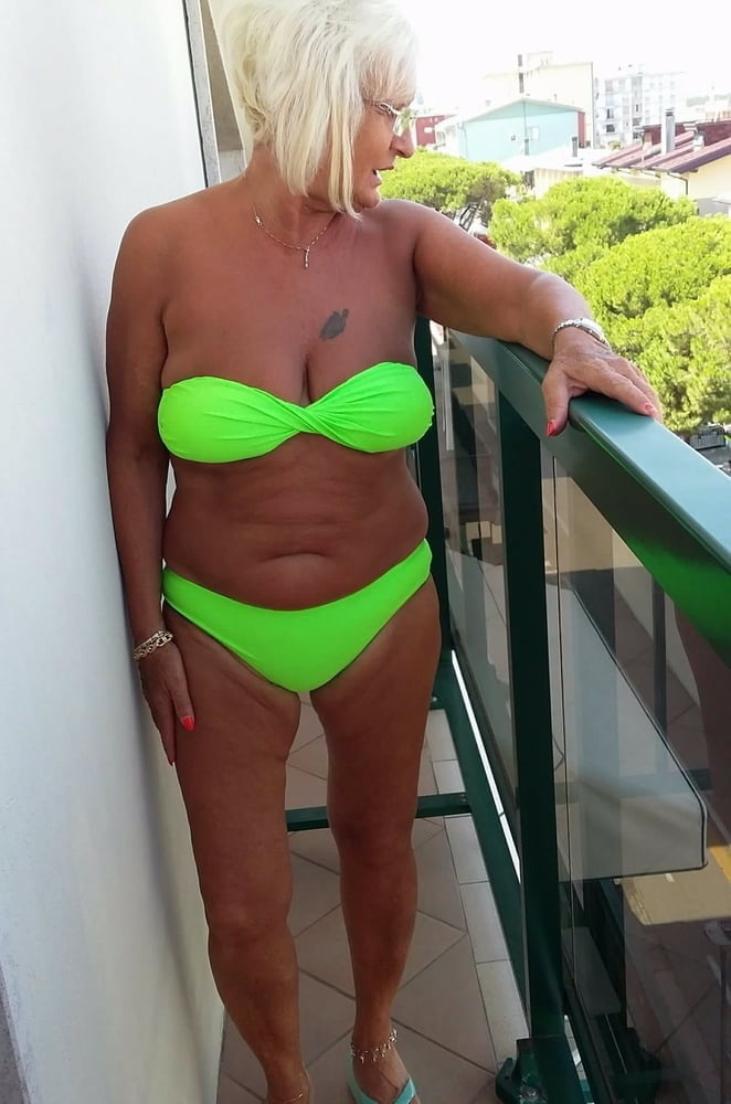 Sexy Oma im Bikini
 #93574105