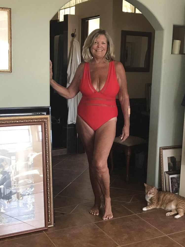 Sexy Oma im Bikini
 #93574107