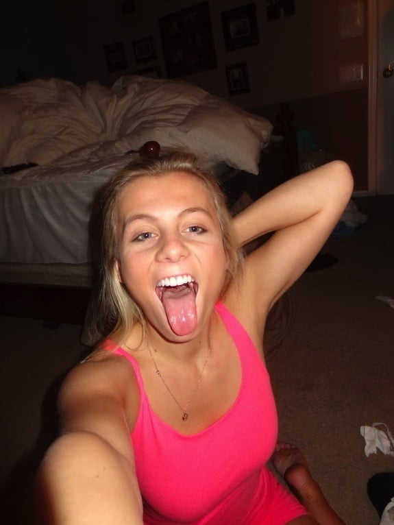 金髪淫乱女の露出
 #101056774