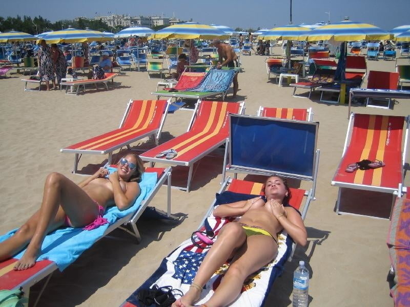 0092 - Les salopes aux petits nichons
 #105212073