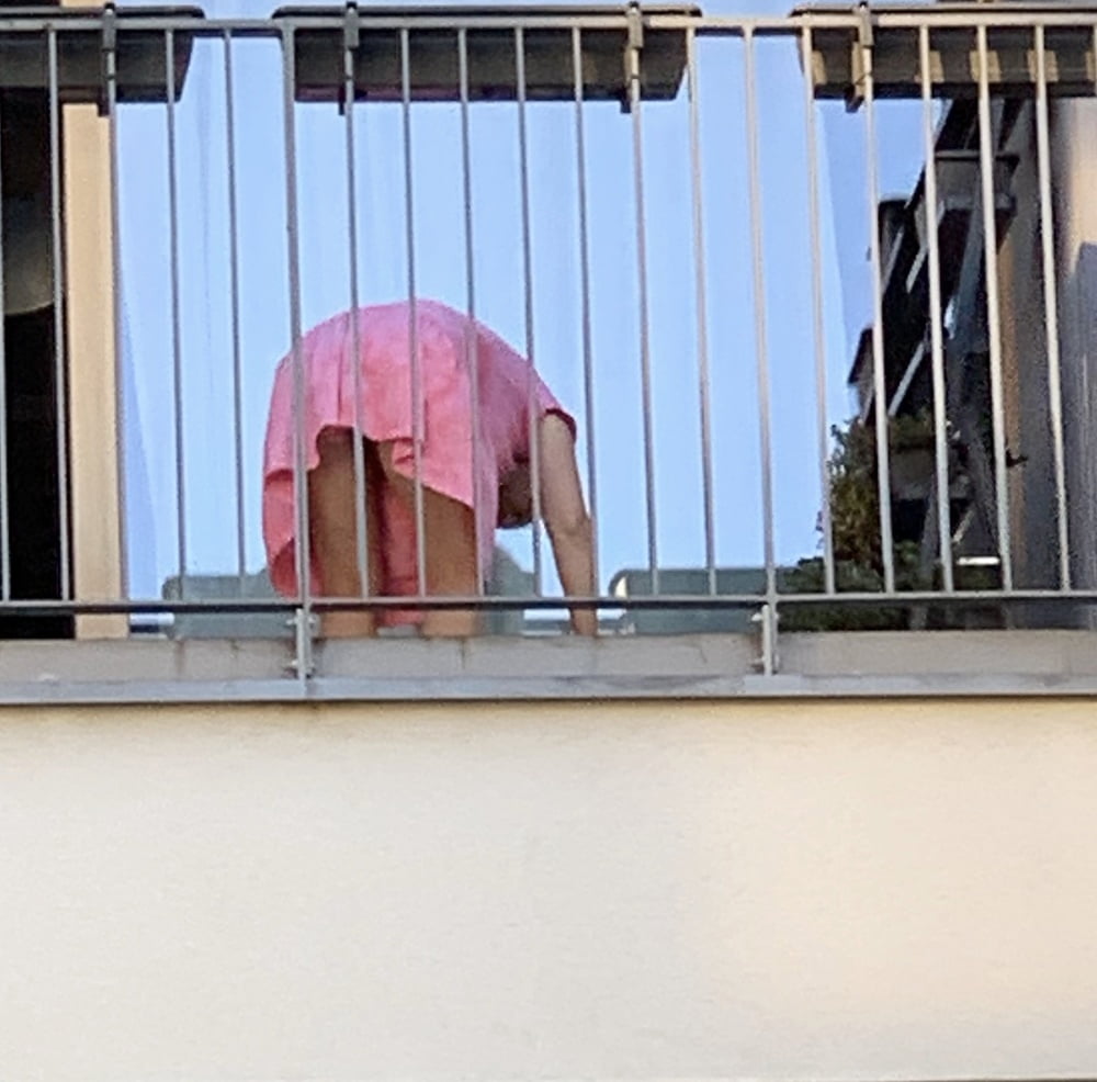 Neuer Nachbar auf Balkon
 #86258782