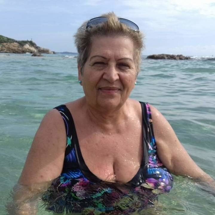 Echte Oma Hausfrau am Meer
 #99771069