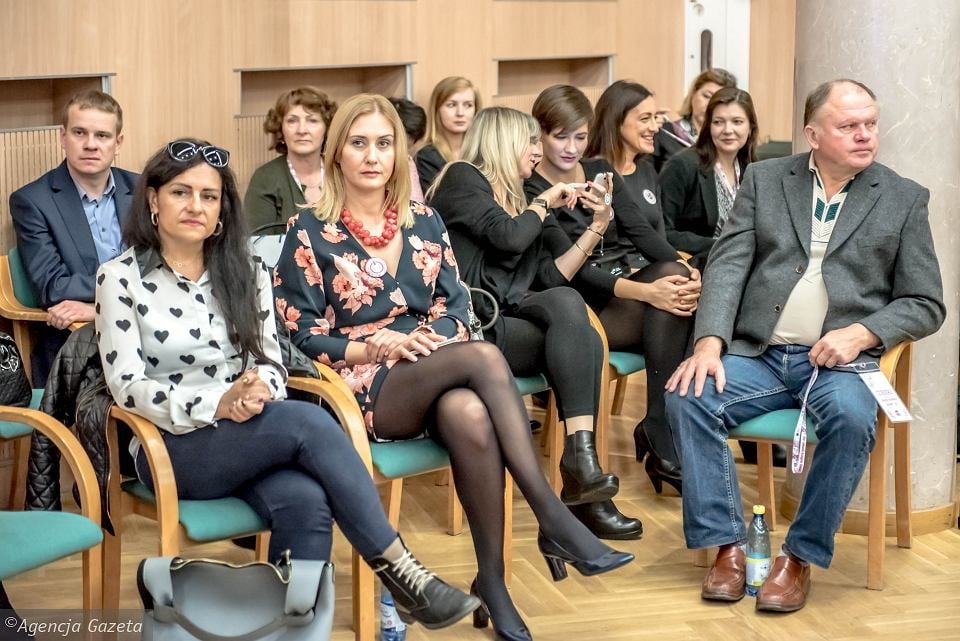 Matures Showing Legs in Audience #90101758