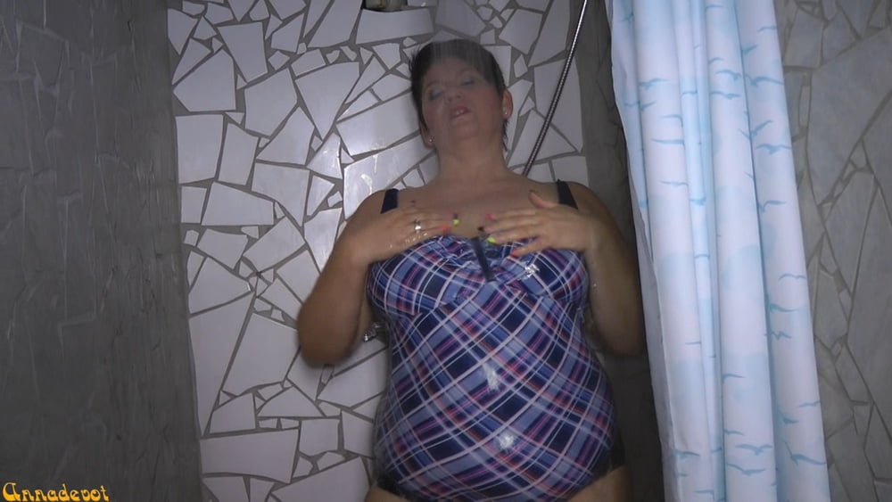 Annadevot - en maillot de bain sous la douche
 #106815823