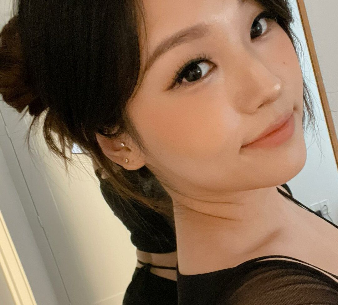 Hyoon desnuda #108025944