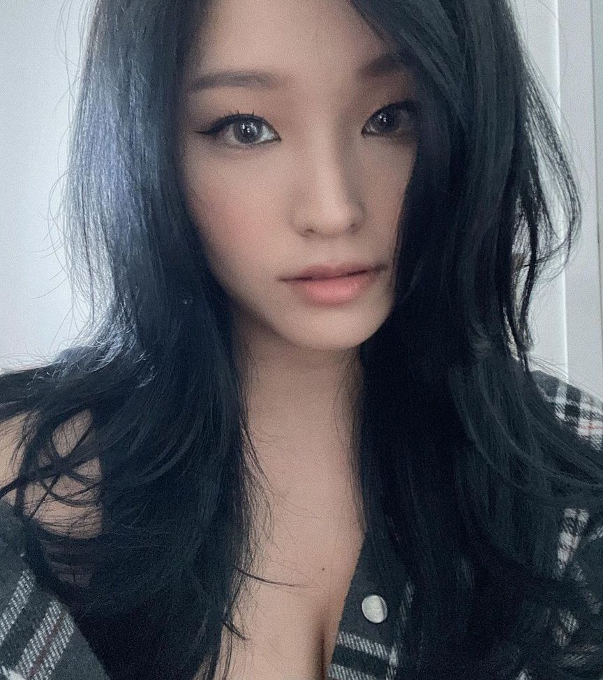 Hyoon desnuda #108025963