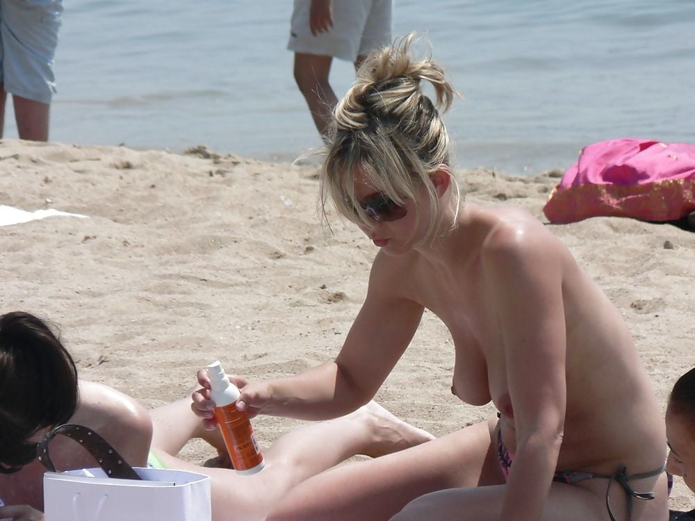 Milf blonde se changeant sur la plage pour les amoureux topless
 #97316194