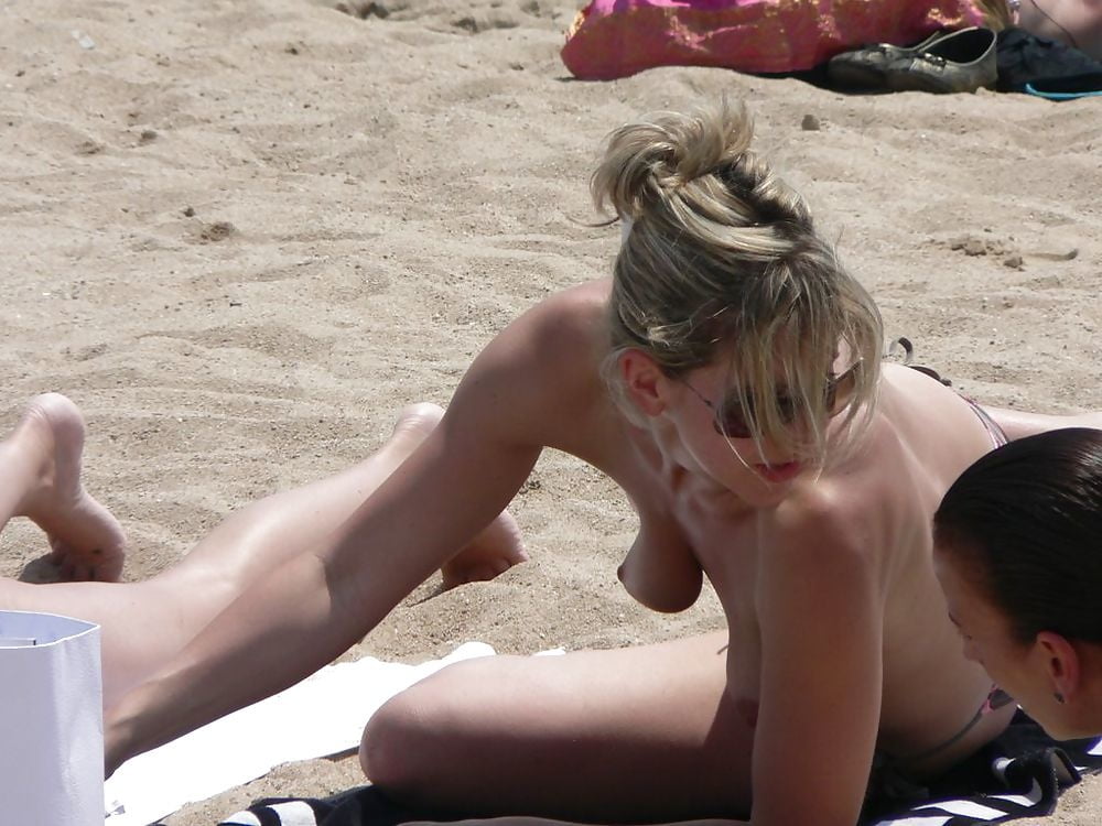 Milf blonde se changeant sur la plage pour les amoureux topless
 #97316208