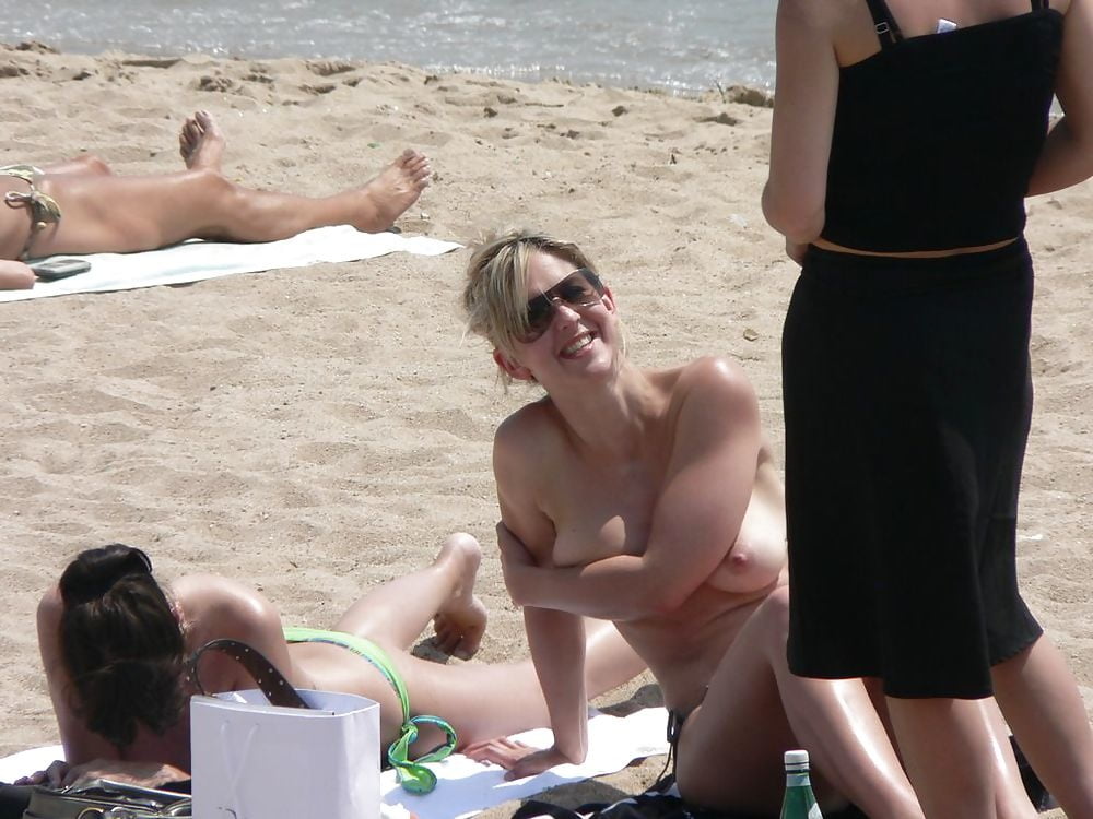 Milf blonde se changeant sur la plage pour les amoureux topless
 #97316211