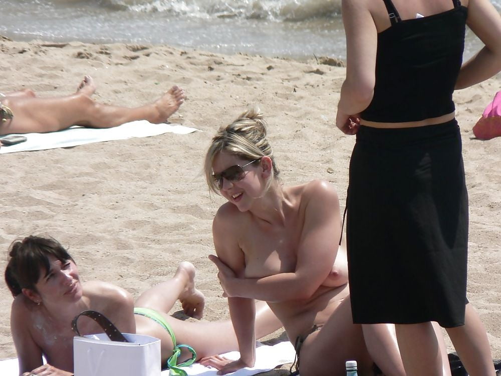Milf blonde se changeant sur la plage pour les amoureux topless
 #97316215