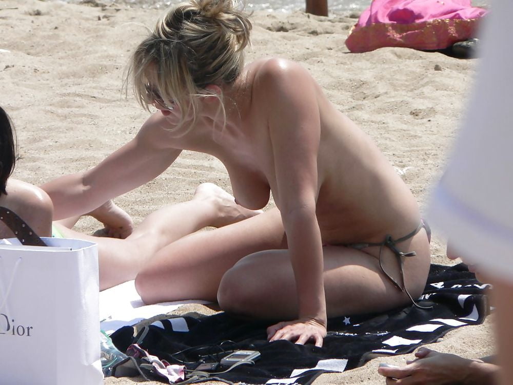 Milf blonde se changeant sur la plage pour les amoureux topless
 #97316218
