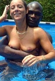 Femme en vacances avec des hommes noirs sur la plage.
 #105251311