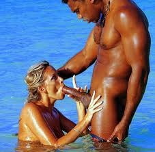 Femme en vacances avec des hommes noirs sur la plage.
 #105251312