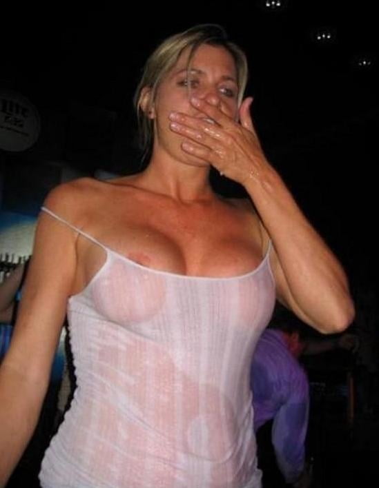 Ragazze sexy in lingerie trasparente e a rete
 #104801071