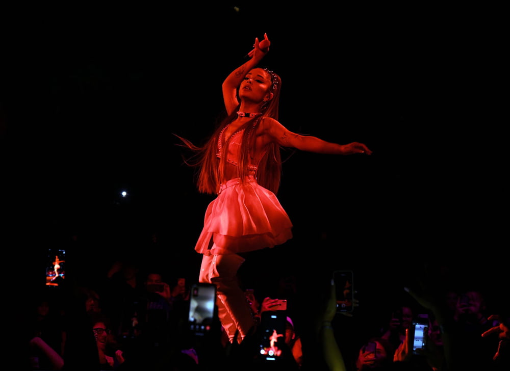 Ariana grande stivali bianchi (sweetener world tour)
 #101189396