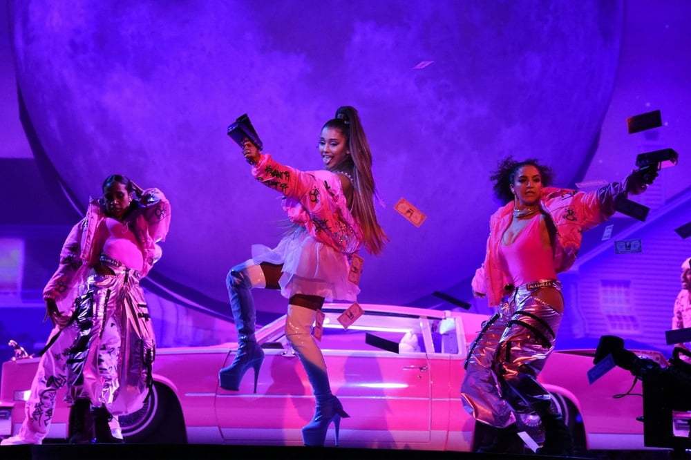 Ariana grande stivali bianchi (sweetener world tour)
 #101189408