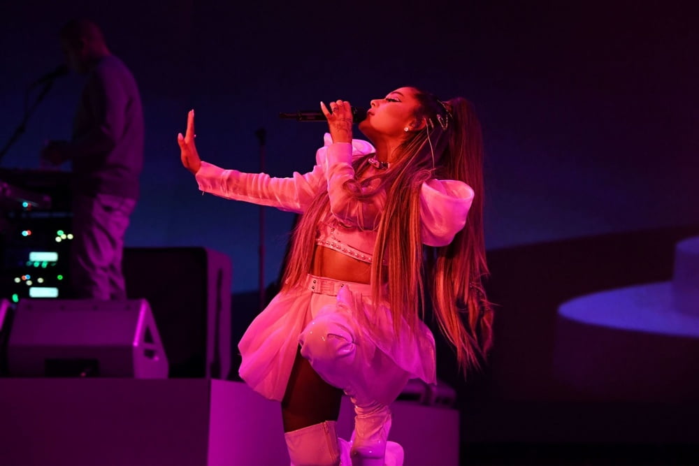 Ariana grande weiß stiefel (sweetener world tour)
 #101189410