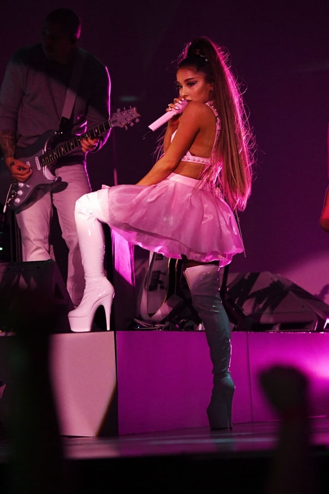 Ariana grande bottes blanches (sweetener world tour)
 #101189437