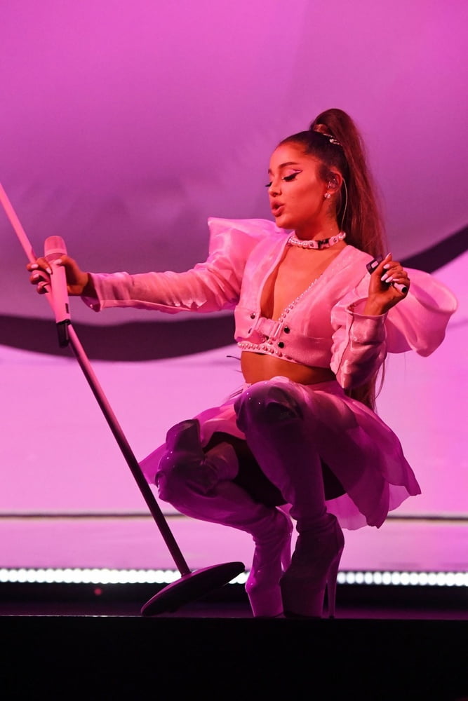 Ariana grande stivali bianchi (sweetener world tour)
 #101189475