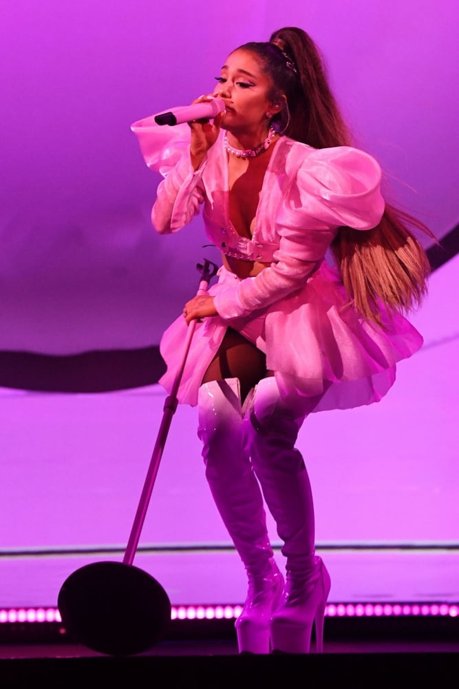 Ariana grande weiß stiefel (sweetener world tour)
 #101189494