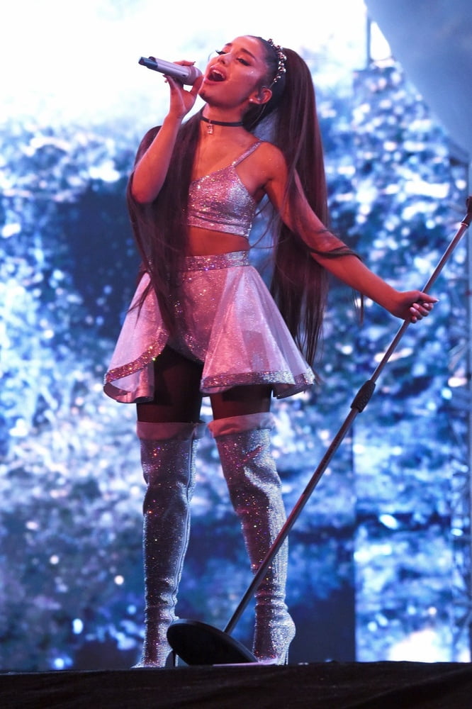 Ariana grande stivali bianchi (sweetener world tour)
 #101189533