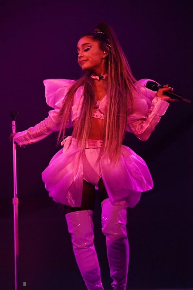 Ariana grande bottes blanches (sweetener world tour)
 #101189668