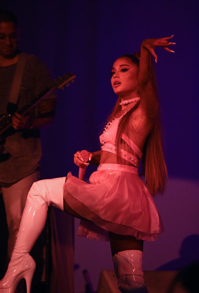 Ariana grande bottes blanches (sweetener world tour)
 #101189710