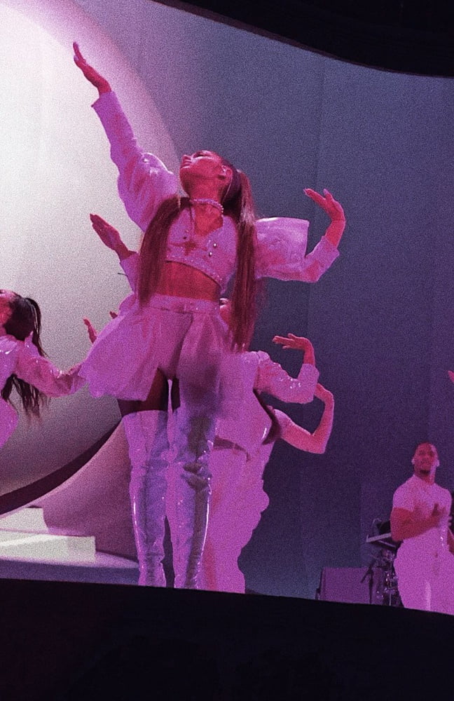 Ariana grande stivali bianchi (sweetener world tour)
 #101189864