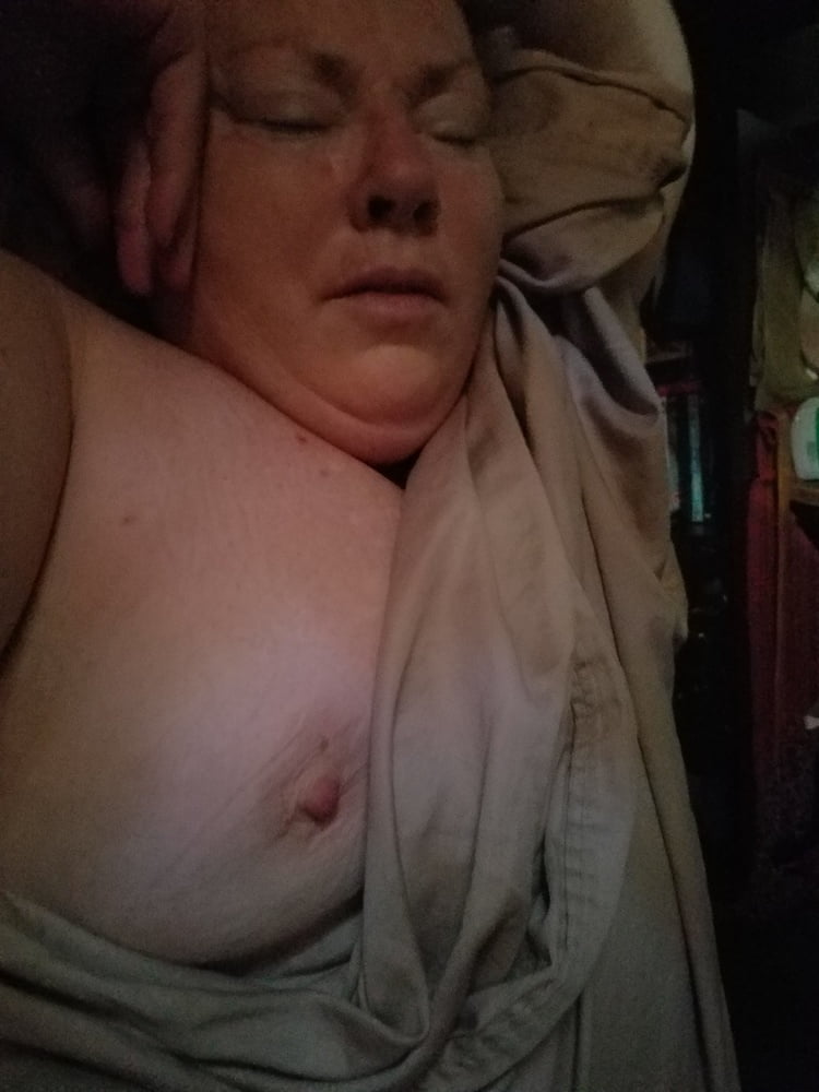 Hässliches Schwein Frau chris zeigt ihre schlaffen Brüste
 #90414149