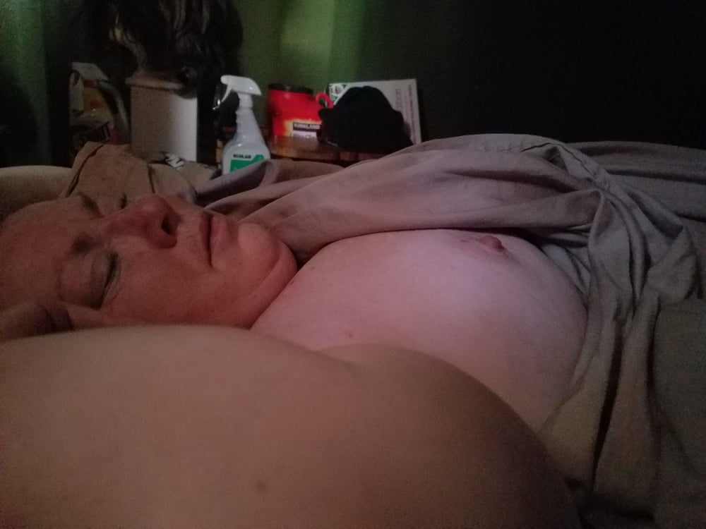 Hässliches Schwein Frau chris zeigt ihre schlaffen Brüste
 #90414152