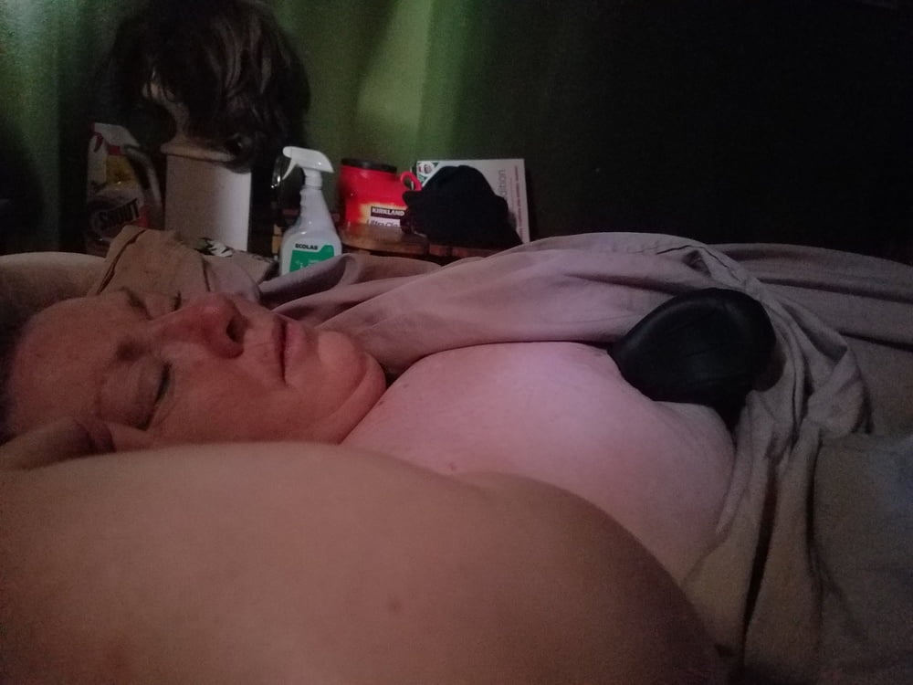 Hässliches Schwein Frau chris zeigt ihre schlaffen Brüste
 #90414155