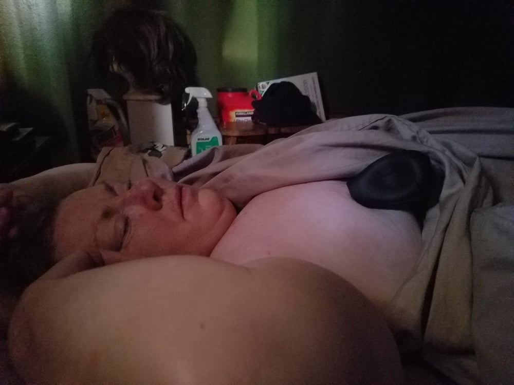 Hässliches Schwein Frau chris zeigt ihre schlaffen Brüste
 #90414162