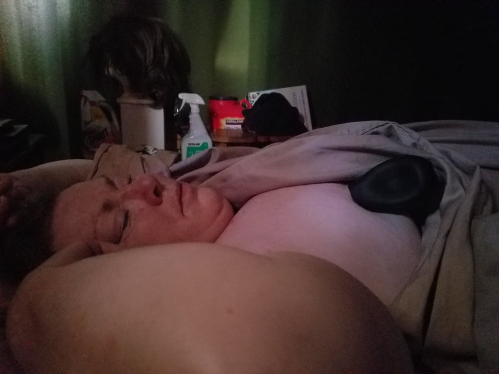 Hässliches Schwein Frau chris zeigt ihre schlaffen Brüste
 #90414165