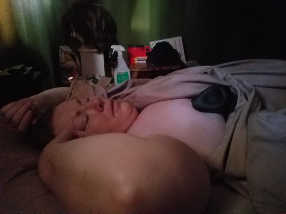 Hässliches Schwein Frau chris zeigt ihre schlaffen Brüste
 #90414171