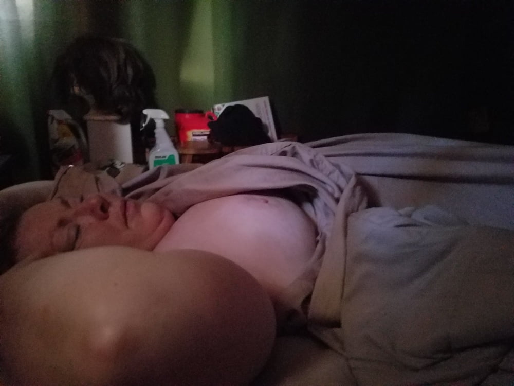 Hässliches Schwein Frau chris zeigt ihre schlaffen Brüste
 #90414174