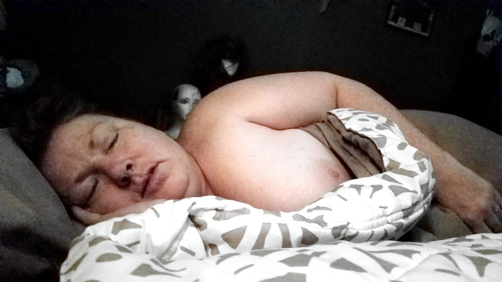 Hässliches Schwein Frau chris zeigt ihre schlaffen Brüste
 #90414261