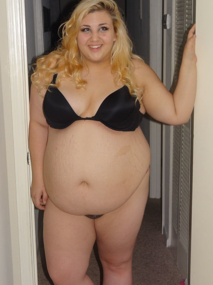 Sexy fette Blondine mit großem Bauch
 #102701769