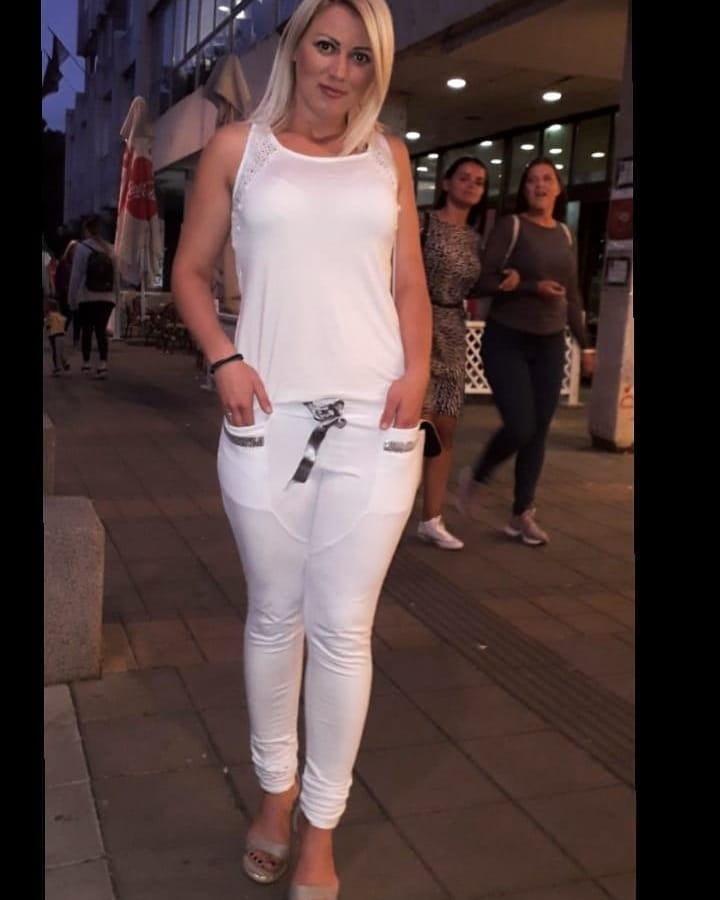 Serbische Schlampe blonde Mädchen große natürliche Titten jovana peric
 #93826701